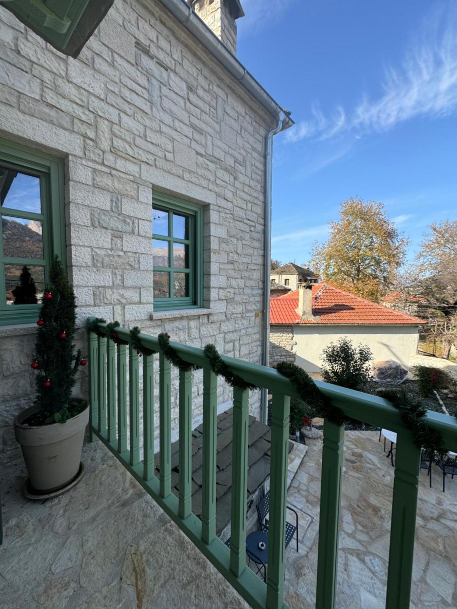 Aristi Boutique Stonehouse With Attic Apartment Екстериор снимка