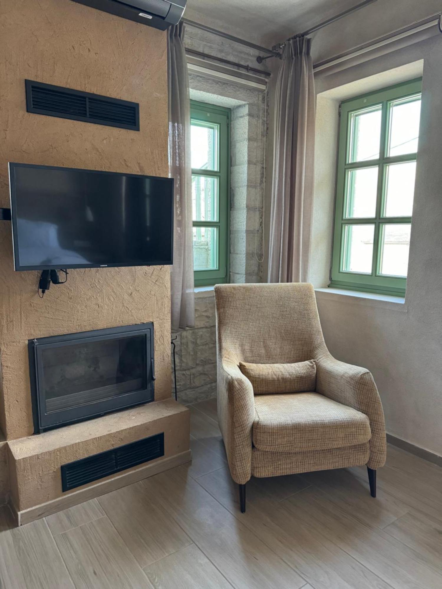 Aristi Boutique Stonehouse With Attic Apartment Екстериор снимка